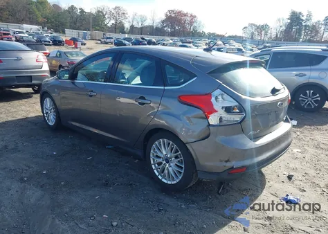 2014 Ford Focus Titanium z USA, uszkodzony, nr VIN 1FADP3N27EL297885